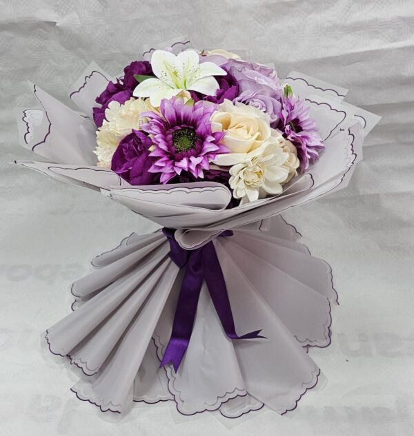 باقة من الزهور البنفسجية