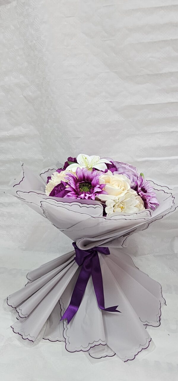 باقة من الزهور البنفسجية