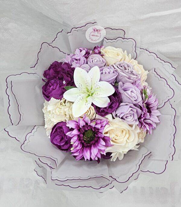 باقة من الزهور البنفسجية