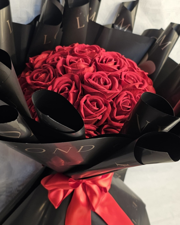 باقة ورد حمراء