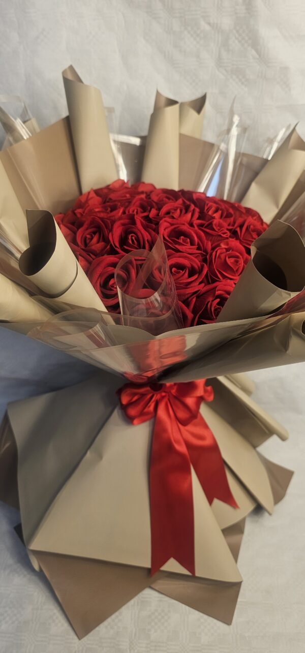 باقة وردة حمراء