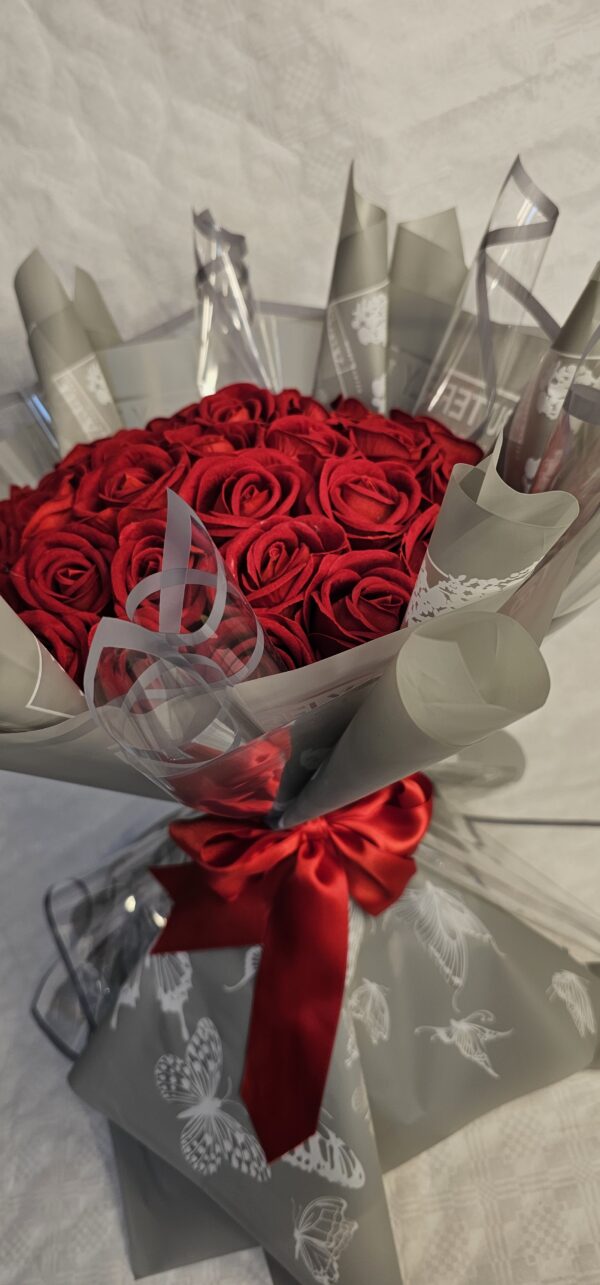 ٢٠٢٦٠٤٠٨_١٧٥٩٠٨ باقة ورد حمراء