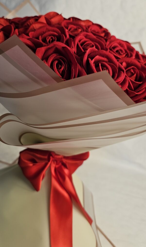٢٠٢٦٠٤٠٨_١٨٢٨١١ باقة ورد حمراء