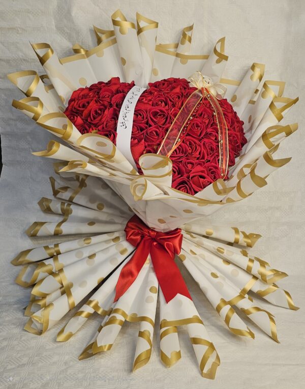 باقة ورد حمراء قلب